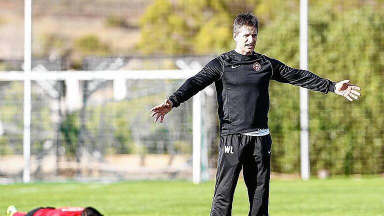 Alle hören auf mein Kommando: Kickers-Fintenesscoach Werner Leuthard beim Training mit dem Würzburger Drittliga-Team.