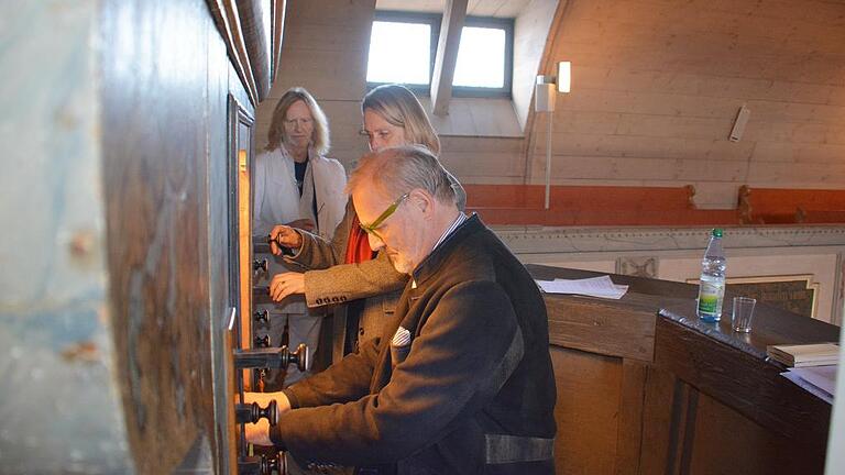 Dr. Martin Fogt ist beim Bayerischen Rundfunk unter anderem für die Ausbildung der Sprecher, unter anderem im Studio Würzburg bekannt. In Irmelshausen war er an der historischen Orgel zu erleben.