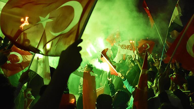 Türkei Referendum       -  Anhänger der türkischen Regierungspartei AKP feiern am 16.04.2017 in Konya (Türkei) mit Flaggen. Trotz des umstrittenen vorläufigen Ergebnisses beim Referendum über ein Präsidialsystem in der Türkei hat Ministerpräsident Yildirim das «Ja»-Lager zum Sieger erklärt.