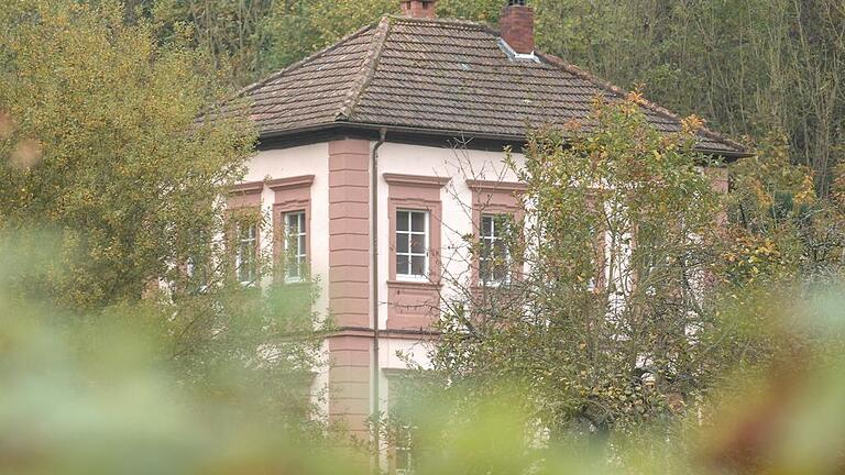 Das ehemalige Sommerhaus des Abtes samt dem parkähnlichen Gelände neben dem Klosterareal in Neustadt am Main steht zum Verkauf.