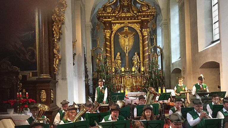 Der  Musikzug Wildflecken absolvierte seinen Erstauftritt in der festlich geschmückten Klosterkirche. Foto; Regina Rinke       -  Der  Musikzug Wildflecken absolvierte seinen Erstauftritt in der festlich geschmückten Klosterkirche. Foto; Regina Rinke