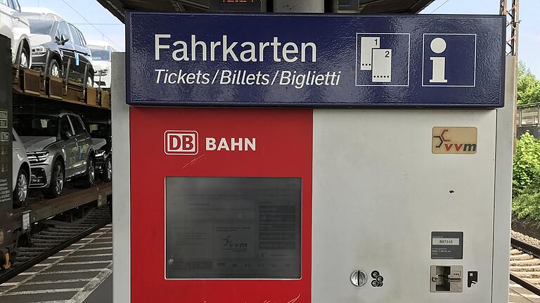 An vielen Bahnhöfen gibt es keine Schalter mehr, Fahrkarten gibt es nur noch am Automaten. Dass das auch in Haßfurt der Fall ist, empfindet Behindertenbeauftragter Michael Schulz als Problem.