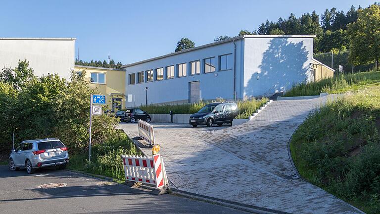 Nach der fast abgeschlossenen Sanierung und barrierefreien Gestaltung der Rienecker Grundschule erfolgt der behindertengerechte Zugang nun über den Nebeneingang entlang einer Rampe an der Turnhalle. Aus Sicherheitsgründen muss hier noch ein Geländer angebracht werden.