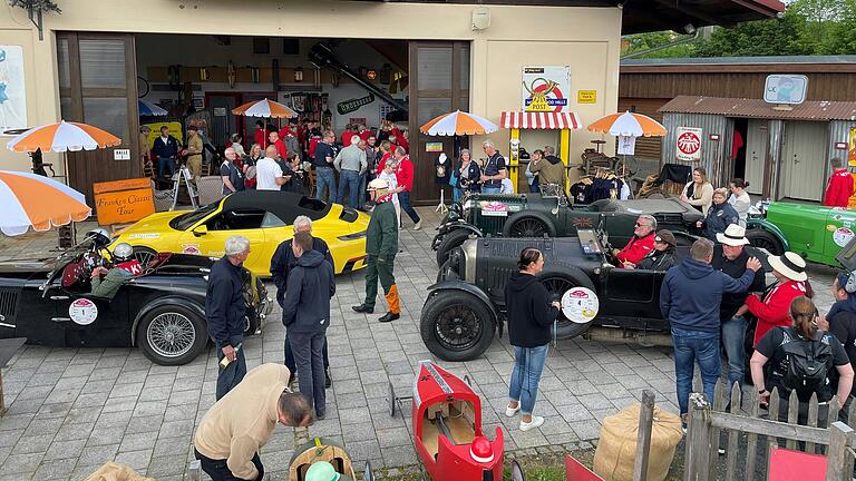Kaffeeplausch und Austausch: Bei der ersten Etappe der Rallye 'Franken Classic' machten die Teilnehmer mit ihren Oldtimern eine kurze Pause in Fladungen. Kaffeeplausch und Austausch: Bei der ersten Etappe der Rallye 'Franken Classic' machten die Teilnehmer mit ihren Oldtimern eine kurze Pause in Fladungen.
