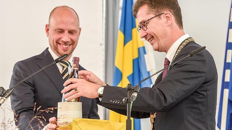 Oberbürgermeister Christian Schuchardt überreicht seinem schwedischen Kollegen Oberbürgermeister Hans Lindberg einen fränkischen Rotwein. FOTO Thomas Obermeier