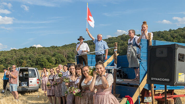 Beim fränkischen Böllerschützentreffen auf dem Festwochenende zum 100-jährigen Bestehen des KKSV Höllrich gibt Bürgermeister Martin Göbel das Zeichen zu einer weiteren Schussfolge.