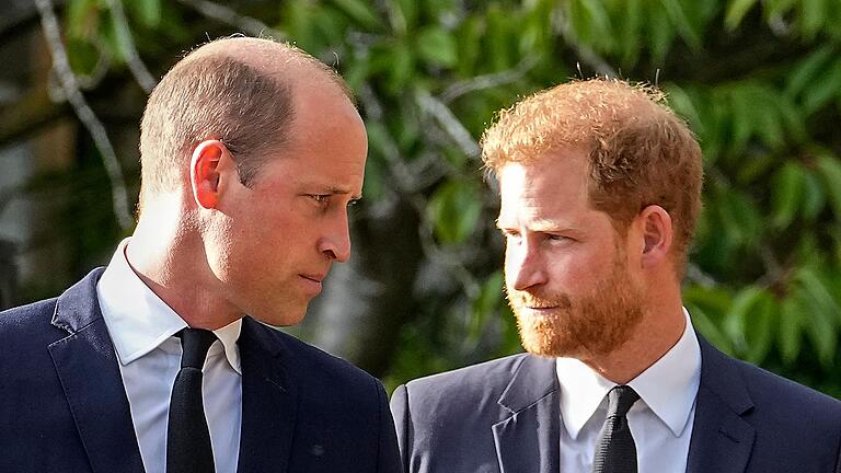 William + Harry       -  Das schwierige Verhältnis von William (l) und Harry belastet auch die Familie.