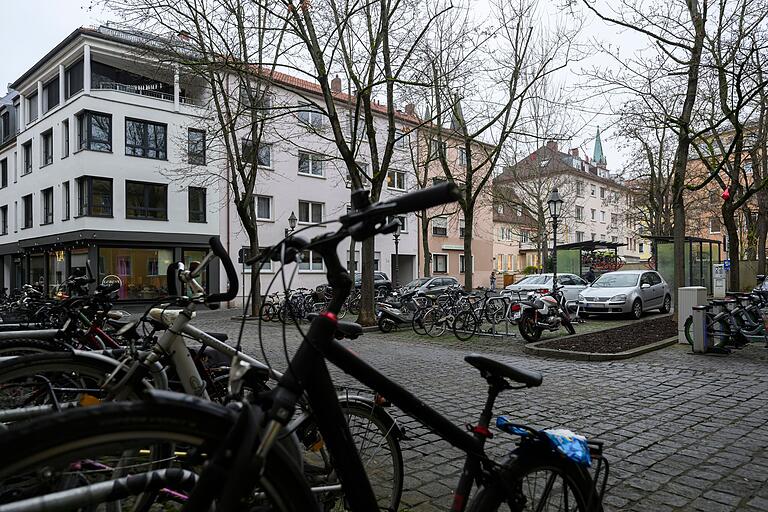 Von ursprünglich 14 PKW-Stellplätzen gibt es auf dem kleinen Platz in der Sterngasse noch sechs entlang der Franziskanergasse im Hintergrund.