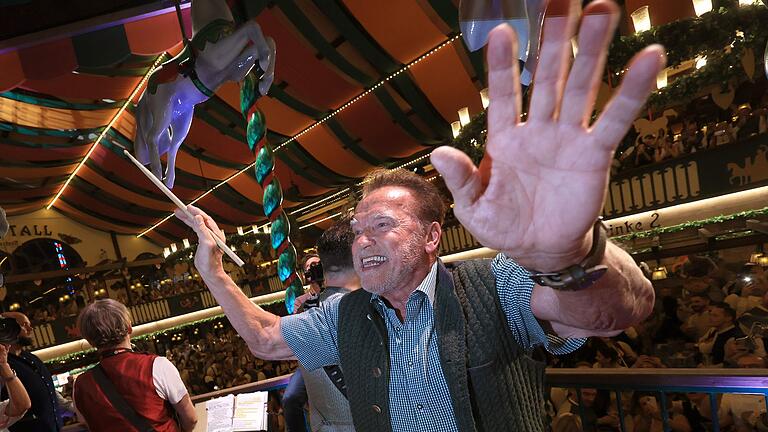 Start 189. Münchner Oktoberfest - Der „Terminator” dirigiert die Bank im Marstall-Festzelt. Start 189. Münchner Oktoberfest - Der „Terminator” dirigiert die Bank im Marstall-Festzelt.