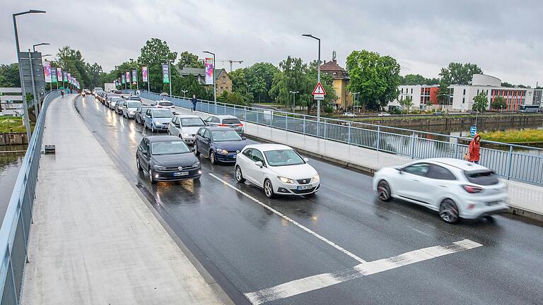 Die 1960 eröffnete Maxbrücke über den Main in Schweinfurt muss in den kommenden Jahren abgerissen und neu gebaut werden. Aus Sicht des Handelsverbandes und anderer Mitstreiter wäre die bessere Lösung, zuvor eine neue dritte Mainbrücke nur für Kraftfahrzeuge zu bauen. Die 1960 eröffnete Maxbrücke über den Main in Schweinfurt muss in den kommenden Jahren abgerissen und neu gebaut werden. Aus Sicht des Handelsverbandes und anderer Mitstreiter wäre die bessere Lösung, zuvor eine neue dritte Mainbrücke nur für Kraftfahrzeuge zu bauen. 
