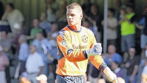 Ralf Scherbaum wird zum besten Bayernliga-Torwart gewählt       -  Oberhaching (dme)   Wer ist der beste Torwart der Fußball-Bayernliga? Die erstmals unter den Schlussmännern der höchsten bayerischen Spielklasse durchgeführte Wahl brachte den Sieg für Ralf Scherbaum vom Würzburger FV. Zur Preisverleihung in der Sportschule Oberhaching waren drei Kandidaten in die engere Auswahl gekommen: Neben dem Keeper aus Würzburg hatten sich auch Stephan Graßl (1. FC Bad Kötzting) und Thomas Raffel, der in der Winterpause die SpVgg Ansbach in Richtung des SC Schwabach verlassen hat, durch konstant starke Leistungen in der Vorrunde ausgezeichnet. Die Preisverleihung wurde vom Augsburger Zweitliga-Torhüter Sven Neuhaus und unter den Augen von Drittliga-Profi Darius Kampa (Unterhaching) vorgenommen.