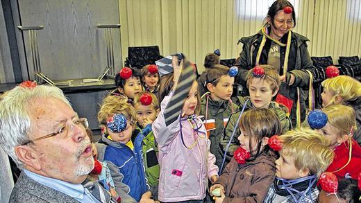 Versteht Spaß: Bei Kindern wird der Bürgermeister weich. Versteht Spaß: Bei Kindern wird der Bürgermeister weich.