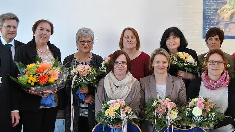 Einen Blumenstrauß als Dankeschön: Dekan Till Roth (Vorsitzender der Diakonie Lohr) und Michael Donath (Geschäftsführer) ehrten die Familienpflegerinnen für ihre langjährigen Dienste. Einen Blumenstrauß als Dankeschön: Dekan Till Roth (Vorsitzender der Diakonie Lohr) und Michael Donath (Geschäftsführer) ehrten die Familienpflegerinnen für ihre langjährigen Dienste.