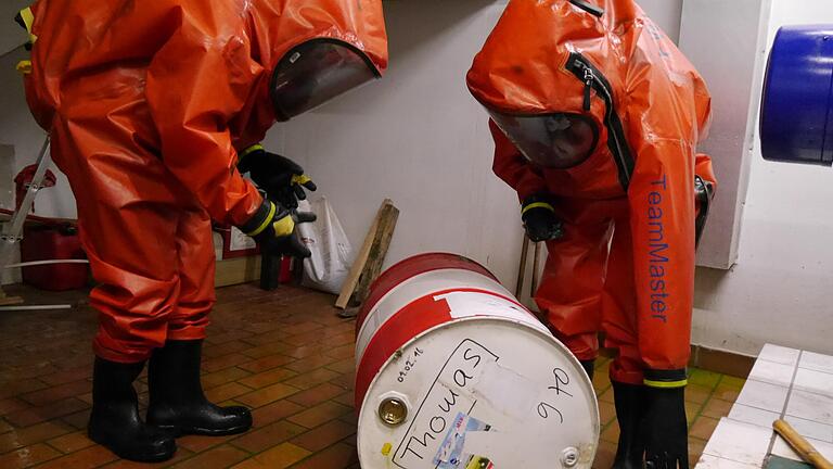 Feuerwehrarbeit kann manchmal ätzend sein: Ein CSA-Team übte bei Schonungen den Umgang mit einem Chemieunfall. Feuerwehrarbeit kann manchmal ätzend sein: Ein CSA-Team übte bei Schonungen den Umgang mit einem Chemieunfall.