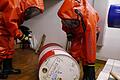 Feuerwehrarbeit kann manchmal ätzend sein: Ein CSA-Team übte bei Schonungen den Umgang mit einem Chemieunfall.