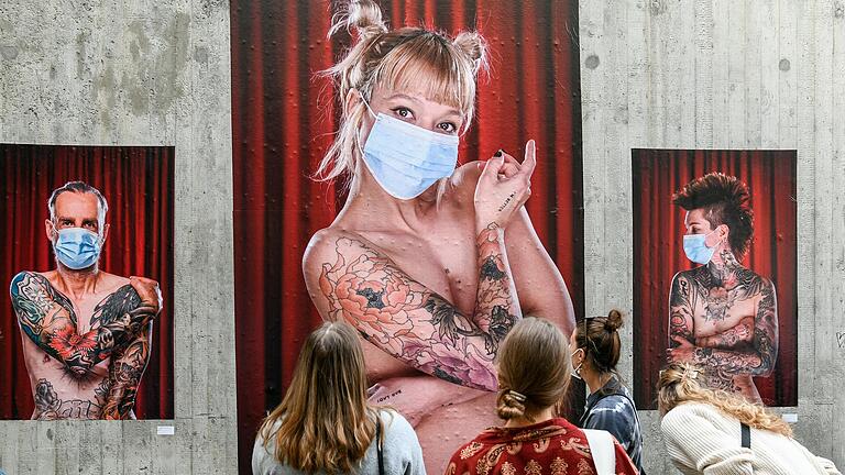 Ausstellung an der Posthalle in Würzburg: Die Fotografen Stefan Bausenwein, Daniel Peter und Mario Schmitt haben im Lockdown mit drei unterschiedlichen Konzepten Fotos von Menschen in der Krise gemacht. Ausstellung an der Posthalle in Würzburg: Die Fotografen Stefan Bausenwein, Daniel Peter und Mario Schmitt haben im Lockdown mit drei unterschiedlichen Konzepten Fotos von Menschen in der Krise gemacht.
