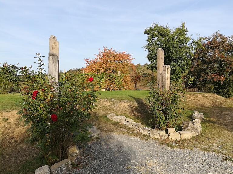 Der Trauplatz am Weinberg in Strahlungen macht Eheversprechen in idyllischer Landschaft möglich. Der Trauplatz am Weinberg in Strahlungen macht Eheversprechen in idyllischer Landschaft möglich.