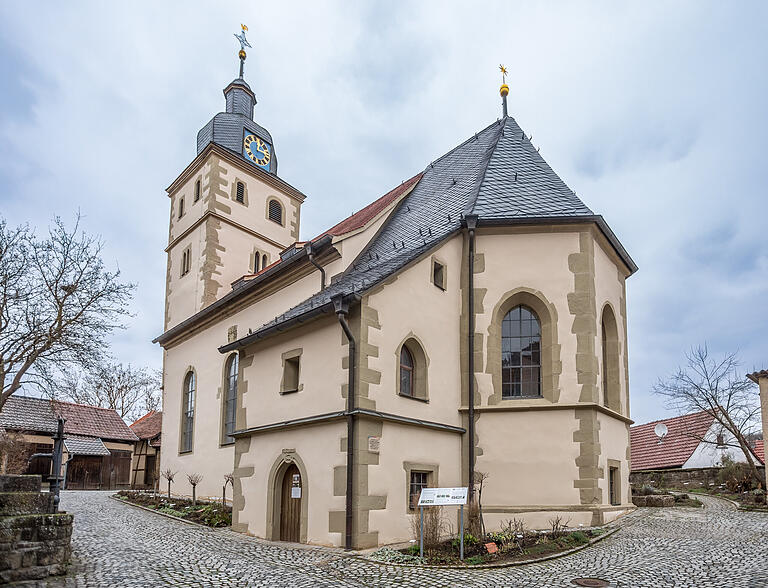 Blick auf die Kirche St. Cosmas und Damian in der Kirchenburganlage Euerbach. Sie liegt nicht direkt auf dem Wanderweg, aber ist vom Startpunkt aus schon zu sehen und in wenigen Schritten zu erreichen. Blick auf die Kirche St. Cosmas und Damian in der Kirchenburganlage Euerbach. Sie liegt nicht direkt auf dem Wanderweg, aber ist vom Startpunkt aus schon zu sehen und in wenigen Schritten zu erreichen.