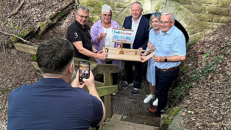 Am 'Salzloch' in Obereßfeld, einem von zwei Quellflüssen der Fränkischen Saale, wurde das Saalemusicum Floß symbolisch 'ins Wasser gesetzt'.&nbsp;