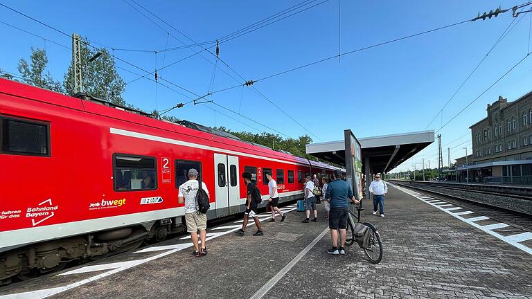 Für die Barrierefreiheit an den Bahnsteigen ist nicht die Stadt zuständig, sondern die Bahn. Von ihr gibt es bislang keinen Termin für den Umbau.