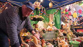 Ernst Langert und seine Osterscheune im thüringischen Hellingen nahe der Landkreise Rhön-Grabfeld. 30.000 Ostereier und 600 Osterhasen locken alt und jung in das kleine Dorf.