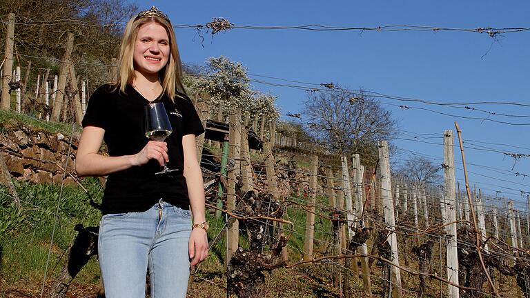 Die Weinprinzessin des 'Abt-Degen-Weintals', Anna-Lena Werb, wies zwischen den historischen Mauern des Weinbergs ihrer Familie in Steinbach auf die Unterstützung der heimischen Betriebe hin.