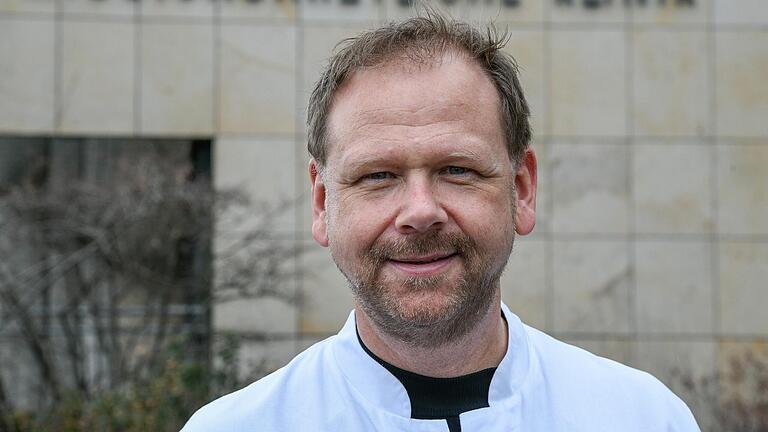Für Dr. Matthias Held, Ärztlicher Direktor am Klinikum Würzburg Mitte, dauern Arbeitstage momentan oft 16 Stunden – und sind damit eigentlich immer noch zu kurz. Für Dr. Matthias Held, Ärztlicher Direktor am Klinikum Würzburg Mitte, dauern Arbeitstage momentan oft 16 Stunden – und sind damit eigentlich immer noch zu kurz.