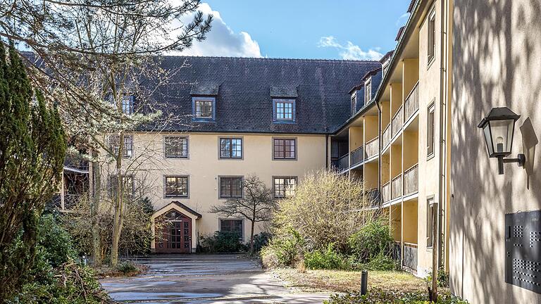 Das U-förmige Gebäude im Innenhof wurde in den 1980er Jahren gebaut und steht seit 2009 leer. Das U-förmige Gebäude im Innenhof wurde in den 1980er Jahren gebaut und steht seit 2009 leer.