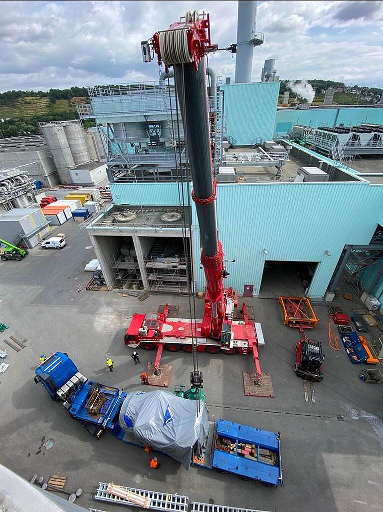 Schwere Maschinen sind nötig, um die neue Turbine für das Kraftwerk der Papierfabrik an ihren Ort zu bringen. Schwere Maschinen sind nötig, um die neue Turbine für das Kraftwerk der Papierfabrik an ihren Ort zu bringen.