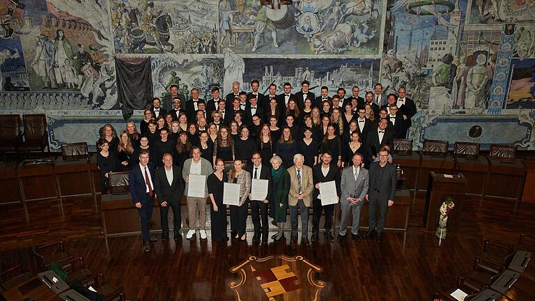 Gruppenbild aller Preisträgerinnen und Preisträger des Kulturpreises und der Kulturförderpreise der Stadt Würzburg.&nbsp;