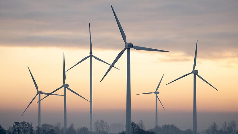 Mittelfristig ist im Landkreis Haßberge der Bau von bis zu 40 neuen Windrädern möglich. (Symbolbild)