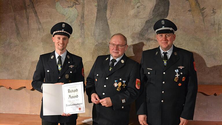 In Anerkennung seiner langjährigen Verdienste als Kommandant wurde Richard Amend (Mitte) zum Ehrenkommandanten ernannt. Es gratulierten 1. Vorsitzender des Feuerwehrvereins, Florian Liebler (links) sowie 1. Kommandant Christian Baumann.