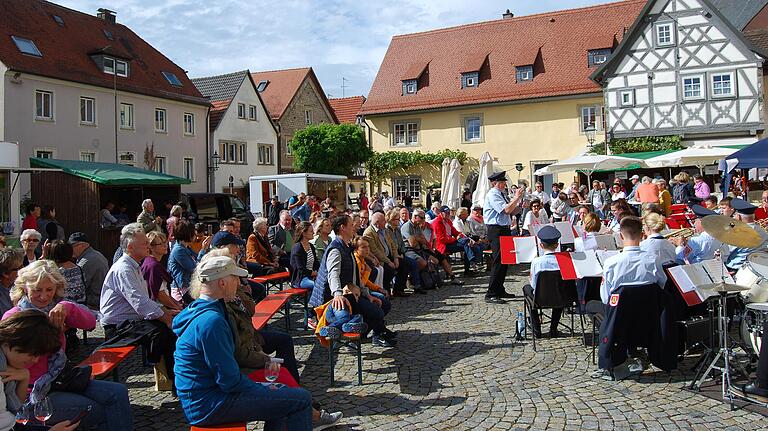 Die Feuerwehrkapelle Eibelstadt beschwingt den Markt. Die Feuerwehrkapelle Eibelstadt beschwingt den Markt.