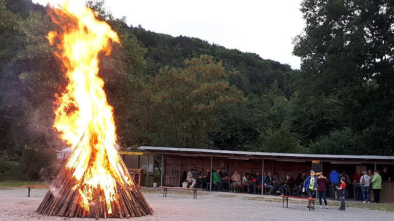 Ein Bild, das bei vielen wehmütige Erinnerungen an eine besondere Sommernacht weckt: Hell brannte der Holzstoß beim Johannisfeuer der DJK im letzten Jahr.