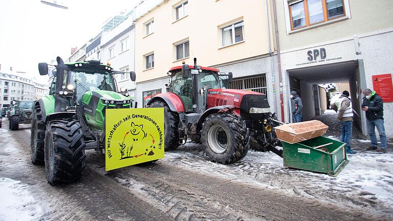 Die Traktoren der Demonstranten verstopften am Dienstag rund eine Stunde lang die Semmelstraße.