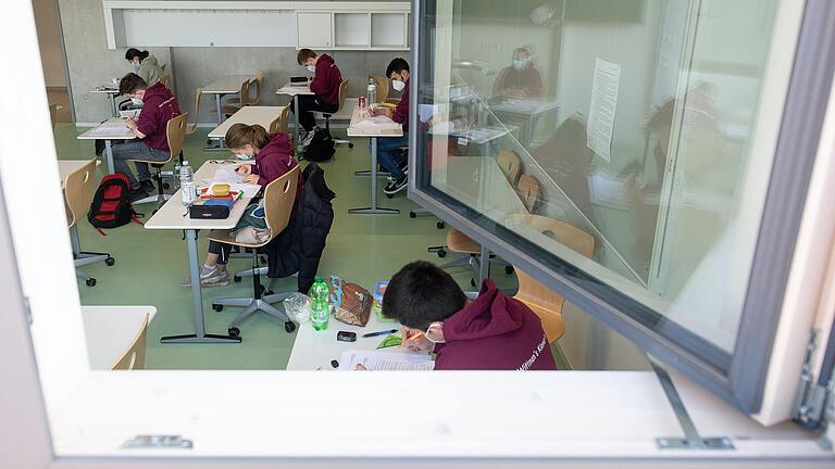 Zusätzlich zum Stoßlüften wegen Corona könnte die mögliche Gasknappheit in diesem Winter für noch kältere Klassenzimmer sorgen (Symbolbild).