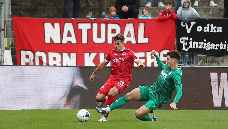 Engagierter Zweikampf: Kickers-Akteur Dominik Meisel (links) und Augsburgs Mert Komür. Engagierter Zweikampf: Kickers-Akteur Dominik Meisel (links) und Augsburgs Mert Komür.