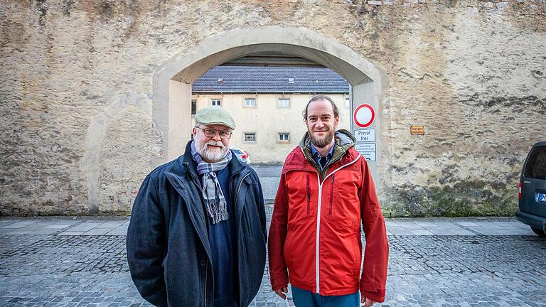 Die Bürgerinitiative Fronhof gibt ihren offiziellen Startschuss. Zwei von drei Initiatoren, Johannes Benkert (links) und Christian Marienfeld, stehen vor dem Torbogen der Alten Amtskellerei. Für sie und ihr Team gehe es nun ans 'Klinken putzen'.