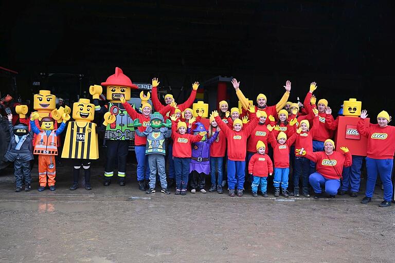 Lego-Steine und -Männchen zogen durch die Straßen.
