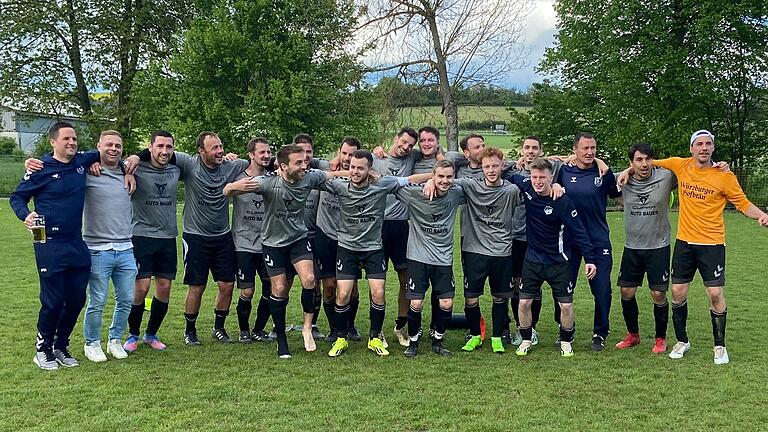 Die (SG) SC Roßbrunn-Mädelhofen ist Meister in der A-Klasse Würzburg 4. Somit wiederholten die Fußballer ihren Erfolg der vergangenen Saison und steigen diesmal auch in die Kreisklasse auf. Die (SG) SC Roßbrunn-Mädelhofen ist Meister in der A-Klasse Würzburg 4. Somit wiederholten die Fußballer ihren Erfolg der vergangenen Saison und steigen diesmal auch in die Kreisklasse auf.