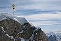 Gipfelkreuz der Zugspitze       -  Bayerische Spezialitäten wird es aber weiterhin in allen Restaurants auf der Zugspitze geben. (Archivbild)