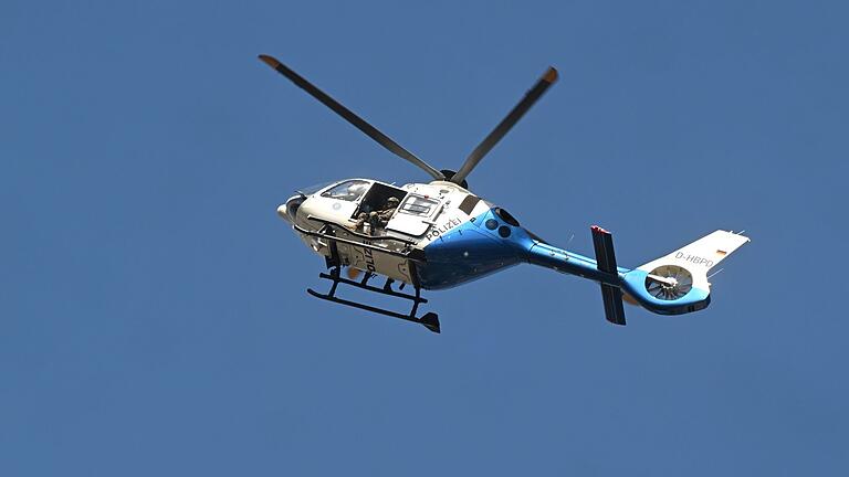 Polizeieinsatz in München       -  Mit einem Polizeihubschrauber suchten die Beamten nach dem Verdächtigen. (Archivbild)