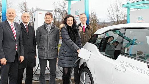 Der erste Schnellladestandort für E-Mobile im Landkreis Haßberge ist am Eurorastpark in Knetzgau. Bei der Einweihung freuen sich (von links) Knetzgaus Bürgermeister Stefan Paulus, Landrat Wilhelm Schneider, Dr. Lothar Koniarski (Geschäftsführer Eurorastpark Gruppe), MdB Dorothee Bär und Gerd Bock (ÜZ).