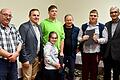 Die Lehrzeit in der Hohenrother Lebenshilfe-Werkstätte erfolgreich absolviert: Dazu gratulierten &nbsp;Werkstattleiter Andreas Witke (Zweiter von links), Werkstattrat Andreas Knobling (links) sowie Elternbeiratsvorsitzender Alois Gensler (rechts).