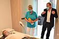 Ende Juni 2020: Bad Königshofens Bürgermeister Thomas Helbling testet nach der Wiedereröffnung der sanierten und erweiterten Therapieabteilung der Frankentherme einen Hydrojet, eine Art Wasserbett, das für eine schonende Massage sorgt. Mit im Bild Abteilungsleiterin Christa Anding (Mitte) und Werner Angermüller. Der Bad Königshöfer Kurdirektor hat die Ankündigung, dass auch ambulante Badekuren wieder zur Pflichtleistung der Krankenkassen werden sollen, sehr positiv aufgenommen.