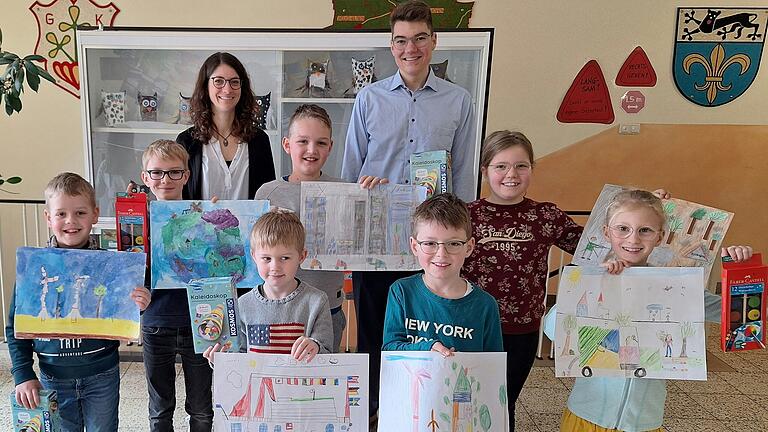 Die Siegerinnen und Sieger im Schulhaus Sonderhofen, mit Yvonne Linzmeier und Jakob Düchs von der Raiba Bütthard-Gaukönigshofen eG Die Siegerinnen und Sieger im Schulhaus Sonderhofen, mit Yvonne Linzmeier und Jakob Düchs von der Raiba Bütthard-Gaukönigshofen eG