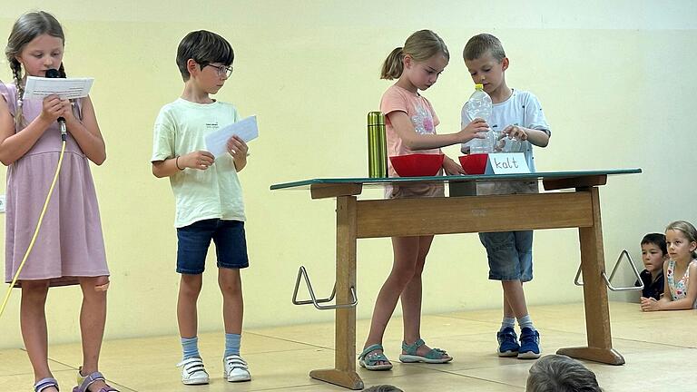 Lena Weissenseel, Vincent Mack, Matilda Pfrang, Frido Lukas zeigen: Warme Luft braucht mehr Platz als kalte. Lena Weissenseel, Vincent Mack, Matilda Pfrang, Frido Lukas zeigen: Warme Luft braucht mehr Platz als kalte.