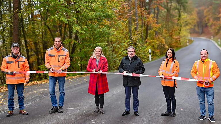 Die Kreisstraße K 2880 bei Hochhausen: An nur neun Werktagen wurden 1,8 Kilometer Fahrbahnbelag erneuert. Straßenbauamtsleiter Markus Metz und Marco Greulich, Bauleiter der Firma Trend Bau, trafen sich mit Bürgermeisterin Anette Schmidt und Landrat Christoph Schauder sowie mit Hanna Kuznetsova und Michael Suppinger (beide Straßenbauamt) an der neu sanierten Strecke. Die Kreisstraße K 2880 bei Hochhausen: An nur neun Werktagen wurden 1,8 Kilometer Fahrbahnbelag erneuert. Straßenbauamtsleiter Markus Metz und Marco Greulich, Bauleiter der Firma Trend Bau, trafen sich mit Bürgermeisterin Anette Schmidt und Landrat Christoph Schauder sowie mit Hanna Kuznetsova und Michael Suppinger (beide Straßenbauamt) an der neu sanierten Strecke.