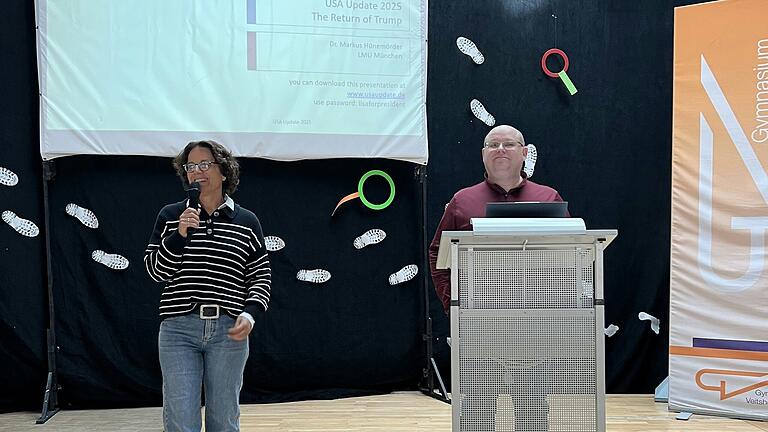 Fachschaftleiterin Stefanie Michaeli stellt den Referenten Dr. Markus Hünemörder vor.