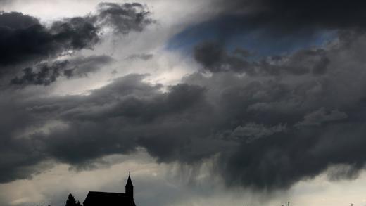 Immer öfter ziehen Unwetter über Deutschland und verursachen auch in Unterfranken Schäden. Starker Regen und Stürme decken dann Hausdächer ab, golfballgroße Hagelkörner verbeulen Autos und Keller stehen unter Wasser. Die Betroffenen müssen die Schäden beheben und hoffen, nicht auf den Kosten sitzen zu bleiben: